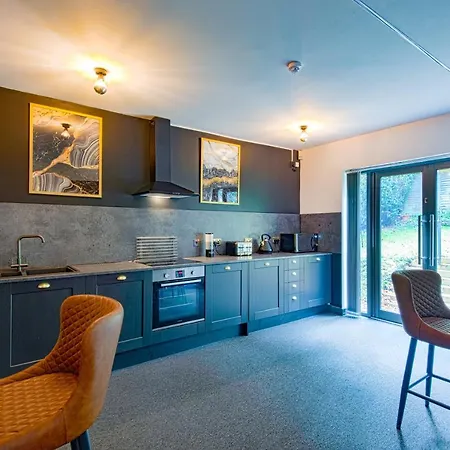 The Headingley House Leeds - Hot Tub - Sleeps Up To 12 - Ev Charging * Leeds (West Yorkshire)