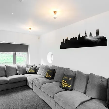 The Headingley House Leeds - Hot Tub - Sleeps Up To 12 - Ev Charging شقة ليدز